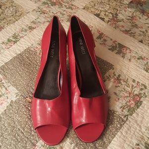 Nine West open-toe red keels with side cut-outs